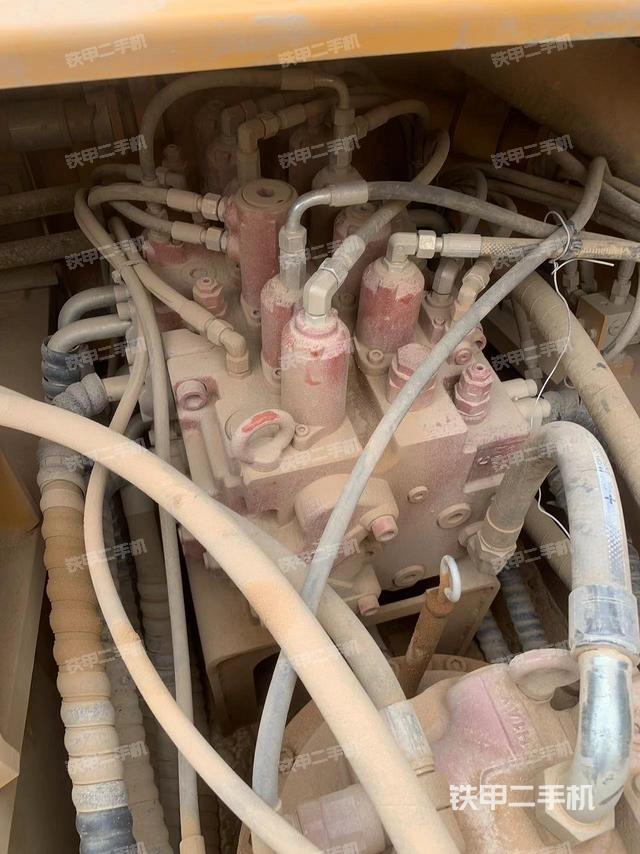 回轉(zhuǎn)馬達(dá)和主控閥（整機(jī)外觀）