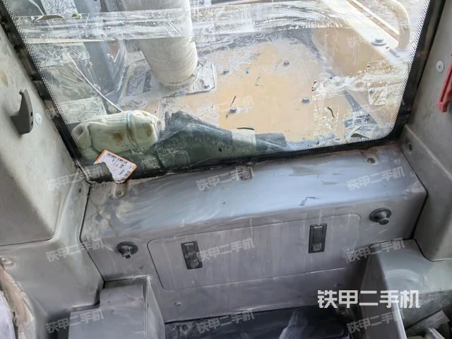 左后方玻璃角標（駕駛室部分）