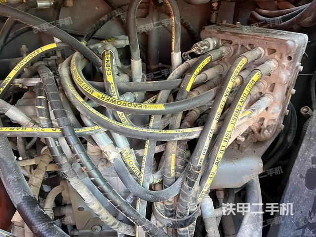回轉(zhuǎn)馬達(dá)和主控閥(整機(jī)外觀) 回轉(zhuǎn)馬達(dá)和主控閥(整機(jī)外觀)