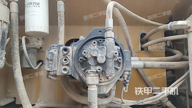 液压泵舱室正面整体（整机外观）