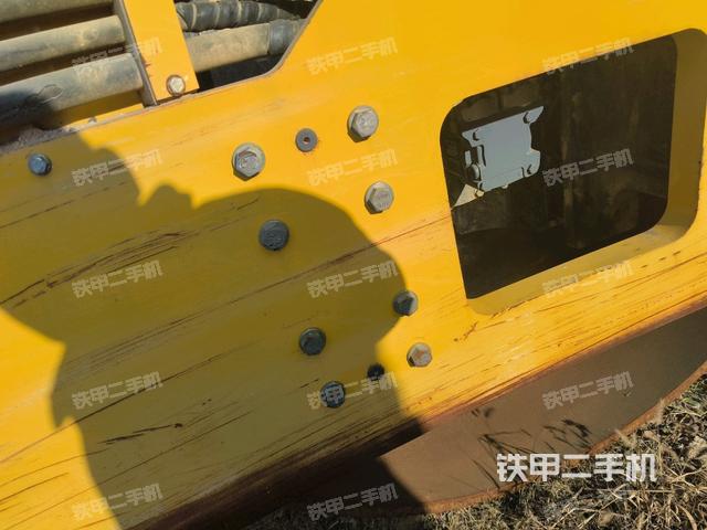 前輪右側(cè)減震塊連接及部件（壓路機(jī)前后車架）