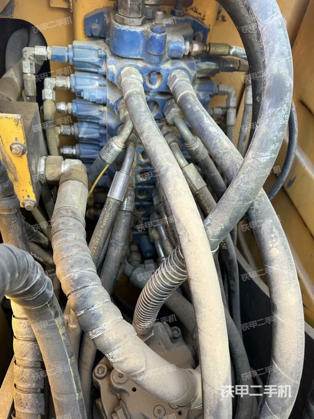 回轉(zhuǎn)馬達(dá)和主控閥（整機(jī)外觀）