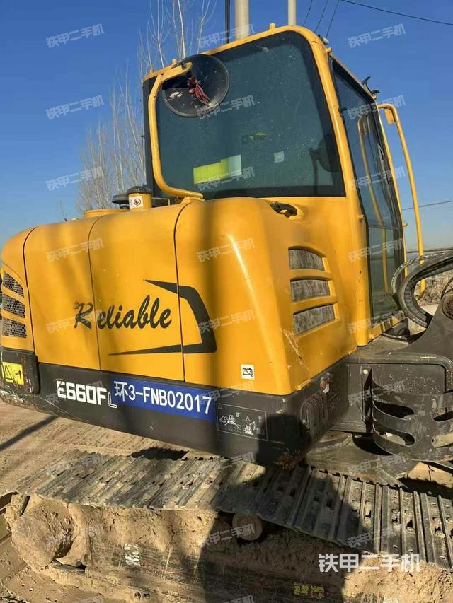 駕駛室整體(整機(jī)外觀) 駕駛室整體(整機(jī)外觀)