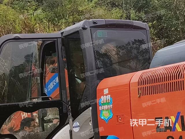 駕駛室頂部(整機(jī)外觀(guān)) 駕駛室頂部(整機(jī)外觀(guān))