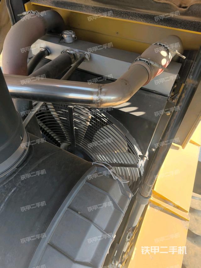 發(fā)動(dòng)機(jī)艙液壓泵全景（壓路機(jī)發(fā)動(dòng)機(jī)艙）