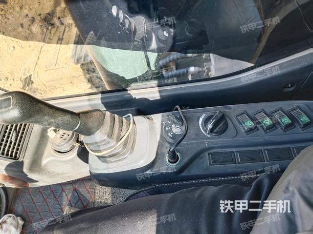 座椅右側(cè)控制臺/鑰匙門/油門/含右手柄（駕駛室部分）