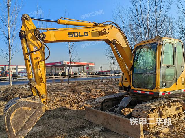 駕駛室整體(整機(jī)外觀) 駕駛室整體(整機(jī)外觀)