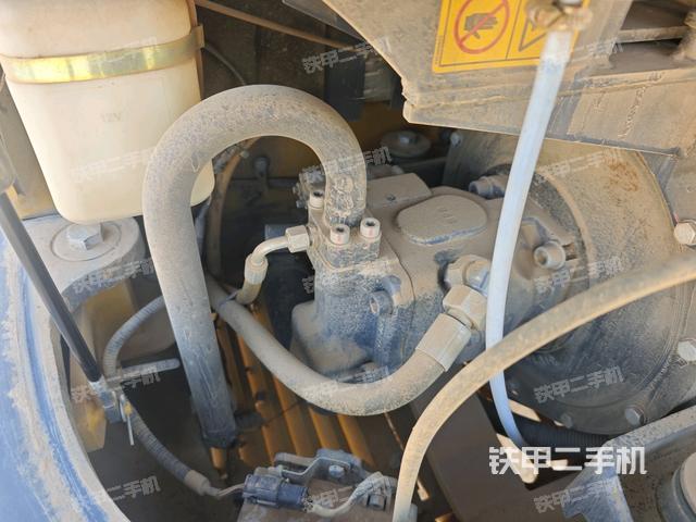 液壓泵艙室正面整體（整機外觀）