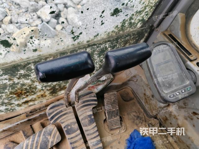 行走控制手柄和踏板?俯拍(駕駛室部分) 行走控制手柄和踏板?俯拍(駕駛室部分)