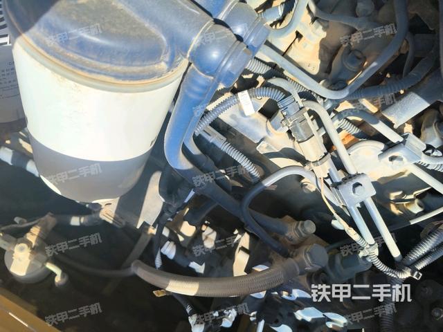 發(fā)動(dòng)機(jī)左側(cè)全景（壓路機(jī)發(fā)動(dòng)機(jī)艙）