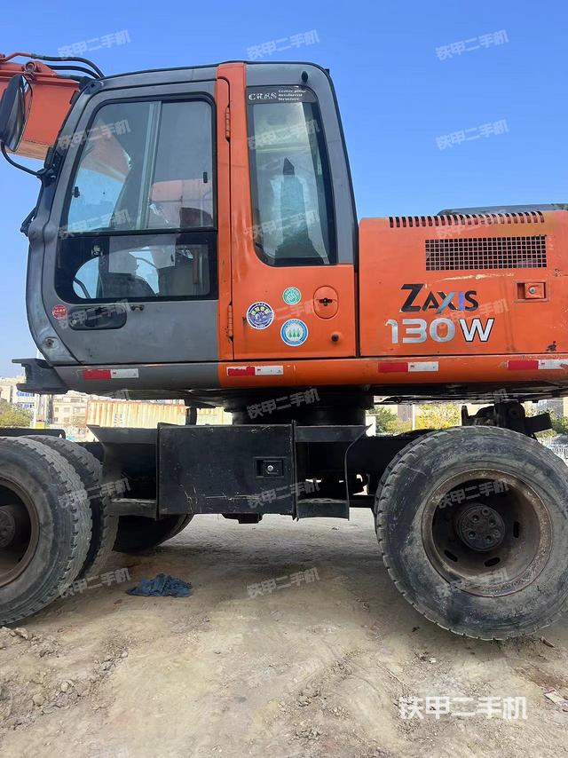 駕駛室整體(整機(jī)外觀) 駕駛室整體(整機(jī)外觀)