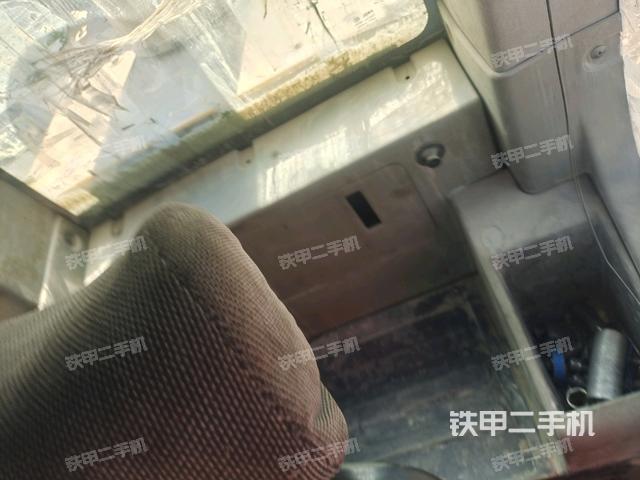 行走控制手柄和踏板?俯拍（駕駛室部分）