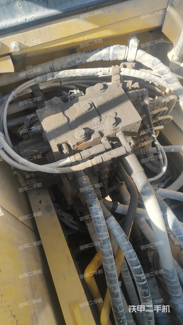 回转马达和主控阀（整机外观）