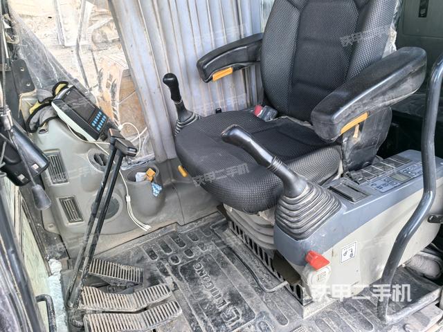 座椅左側(cè)控制臺/音響/含左手柄（駕駛室部分）