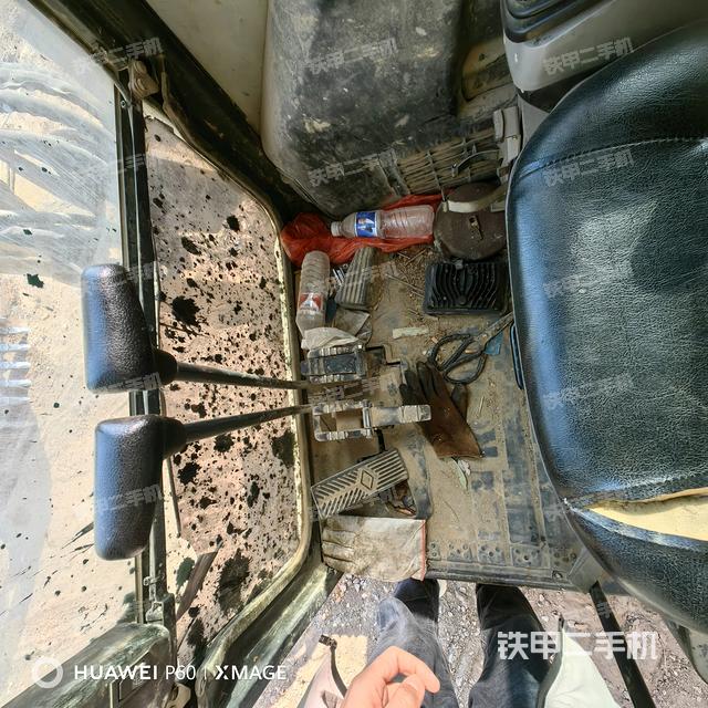 行走控制手柄和踏板?俯拍（駕駛室部分）