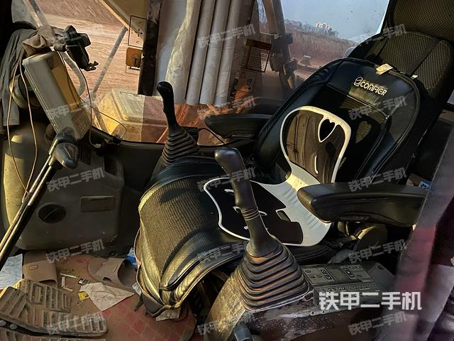 行走控制手柄和踏板?俯拍(駕駛室部分) 行走控制手柄和踏板?俯拍(駕駛室部分)