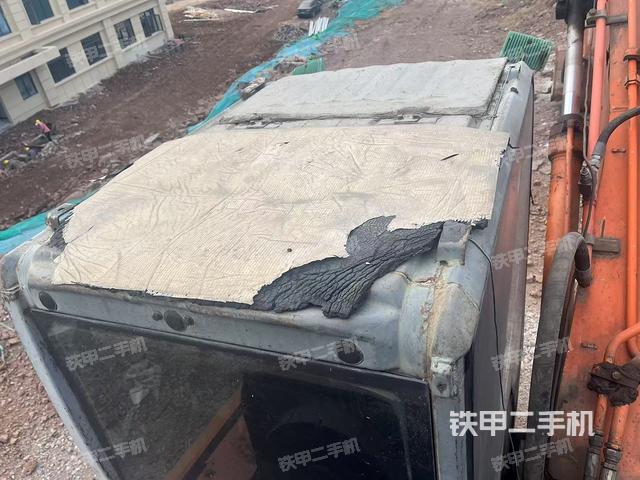 駕駛室頂部(整機(jī)外觀) 駕駛室頂部(整機(jī)外觀)