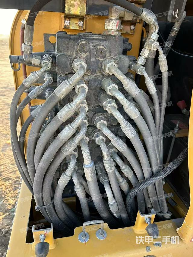 回轉(zhuǎn)馬達(dá)和主控閥（整機(jī)外觀）