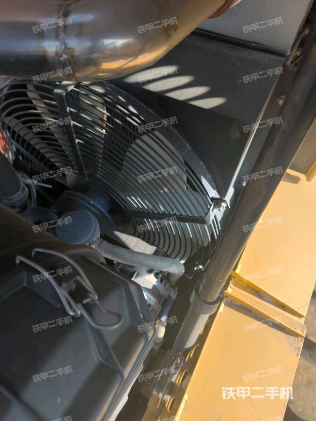 發(fā)動(dòng)機(jī)艙全景（壓路機(jī)發(fā)動(dòng)機(jī)艙）