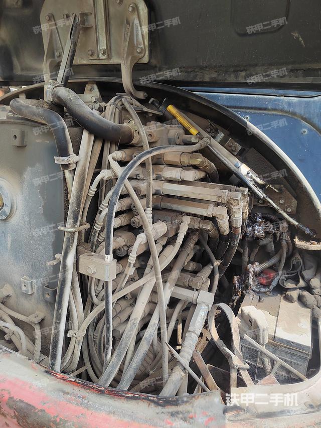 回轉(zhuǎn)馬達(dá)和主控閥（整機(jī)外觀）