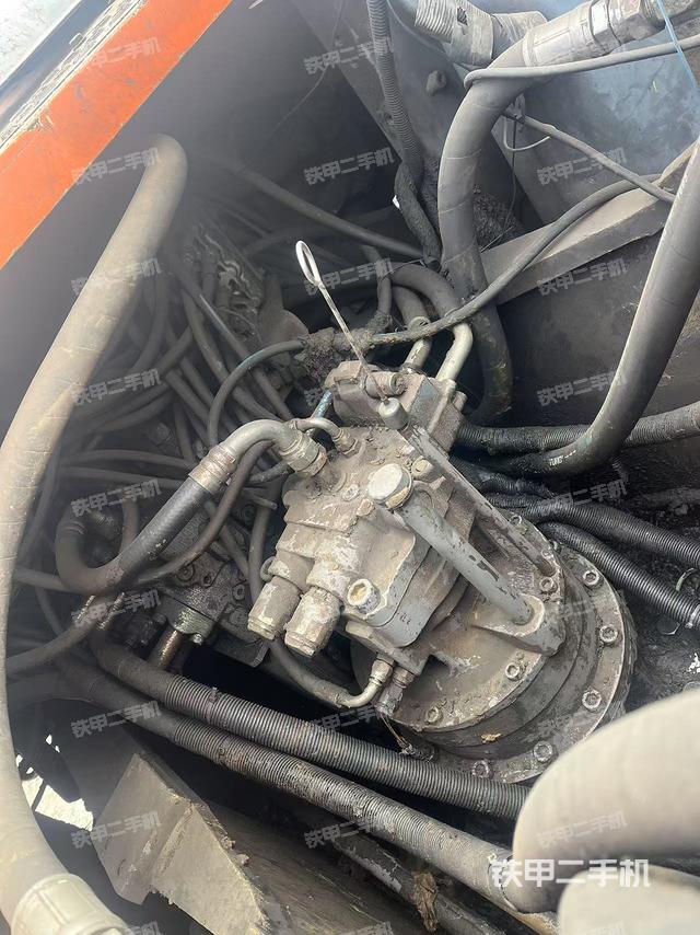 回轉(zhuǎn)馬達(dá)和主控閥(整機(jī)外觀) 回轉(zhuǎn)馬達(dá)和主控閥(整機(jī)外觀)