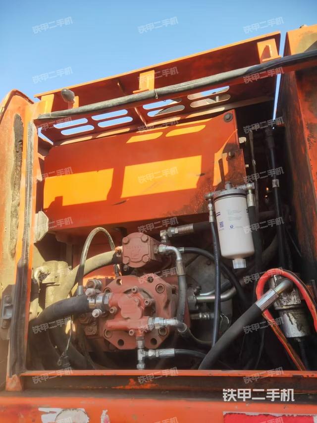 液壓泵艙室正面整體（整機(jī)外觀）