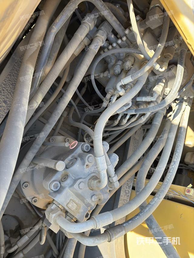 回轉(zhuǎn)馬達(dá)和主控閥（整機(jī)外觀）