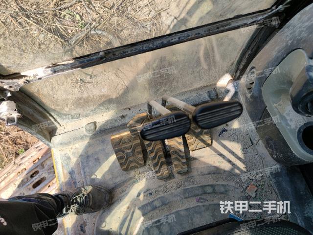 行走控制手柄和踏板?俯拍(駕駛室部分) 行走控制手柄和踏板?俯拍(駕駛室部分)