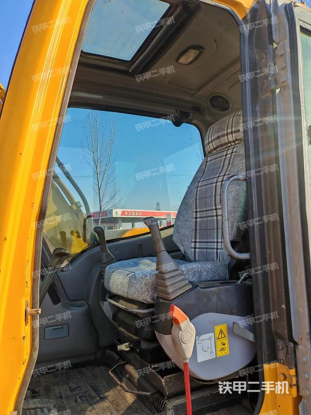 駕駛室頂部(整機(jī)外觀) 駕駛室頂部(整機(jī)外觀)