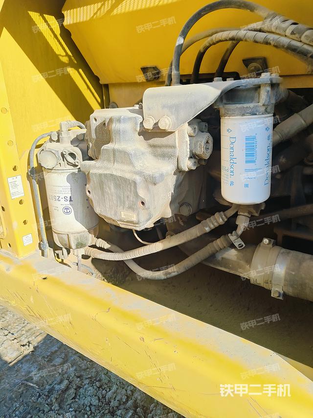 液压泵舱室正面整体（整机外观）