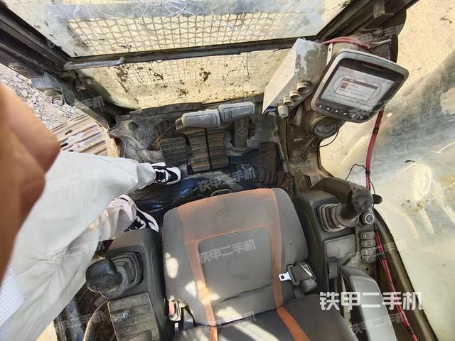 行走控制手柄和踏板?俯拍（駕駛室部分）