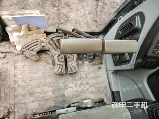 行走控制手柄和踏板?俯拍（駕駛室部分）