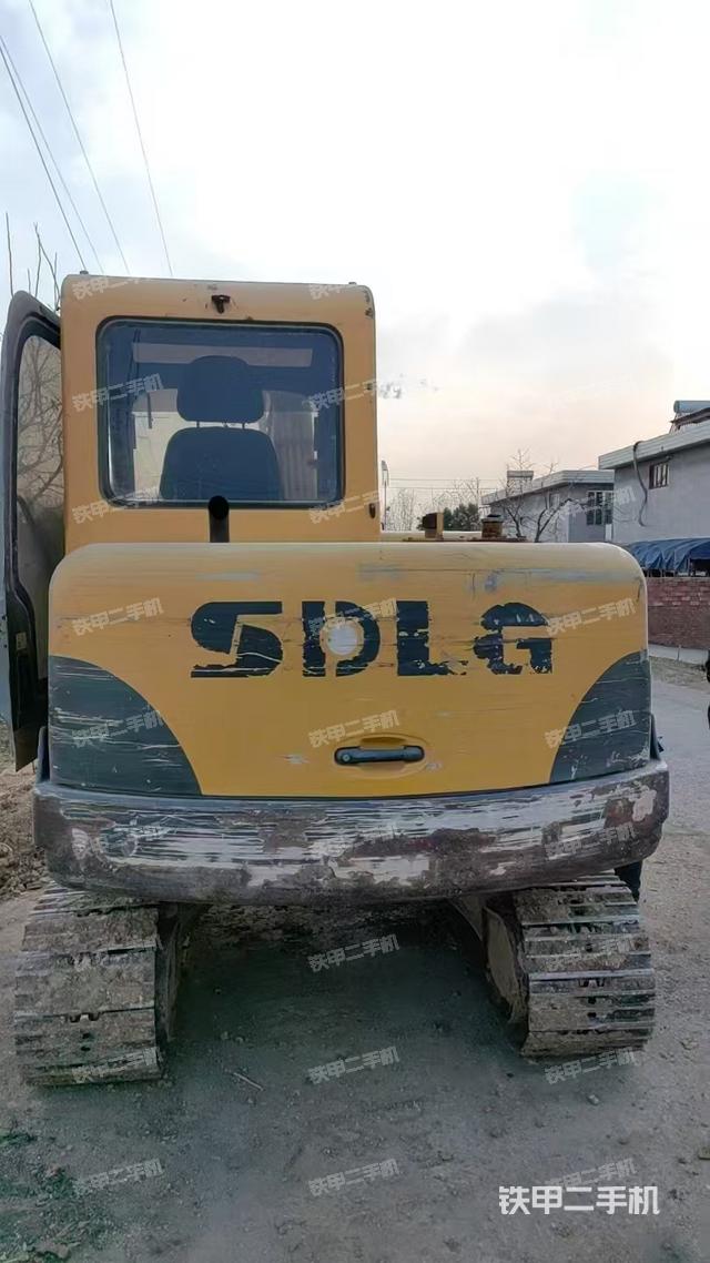 駕駛室頂部（整機外觀）