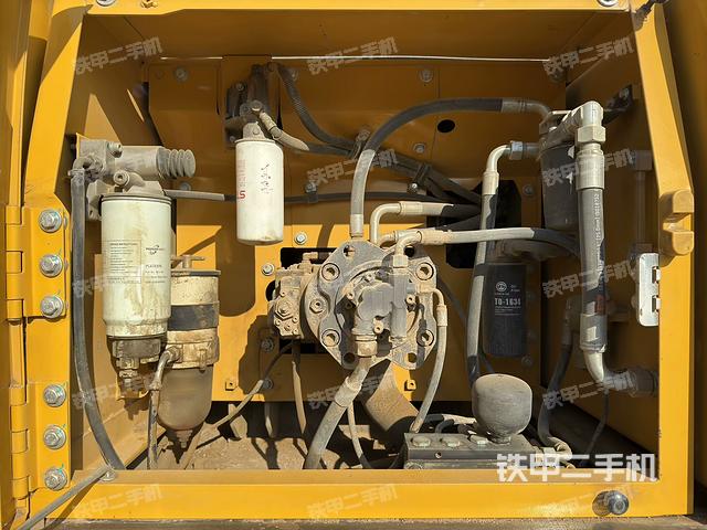 液壓泵艙室正面整體（整機(jī)外觀）