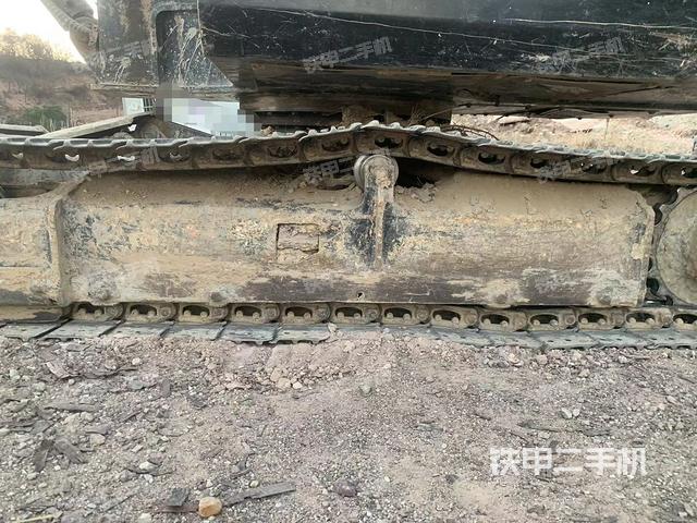 單側(cè)履帶整體(整機(jī)外觀) 單側(cè)履帶整體(整機(jī)外觀)