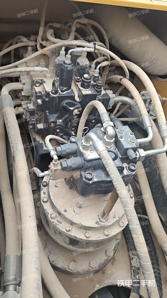 回转马达和主控阀（整机外观）