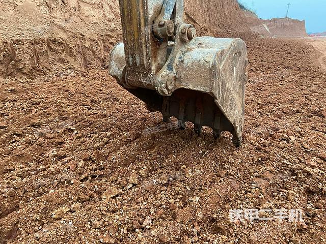 鏟斗右后整體(工作和回轉(zhuǎn)裝置) 鏟斗右后整體(工作和回轉(zhuǎn)裝置)