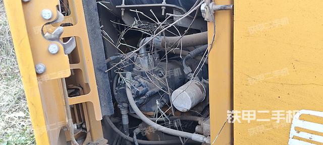 液壓泵艙室正面整體(整機(jī)外觀) 液壓泵艙室正面整體(整機(jī)外觀)