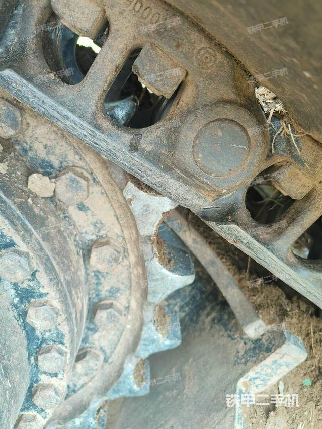 單側(cè)履帶整體(整機(jī)外觀(guān)) 單側(cè)履帶整體(整機(jī)外觀(guān))