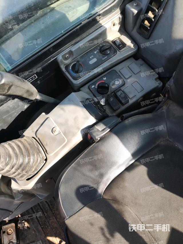 座椅右側(cè)控制臺(tái)/鑰匙門(mén)/油門(mén)/含右手柄（駕駛室部分）