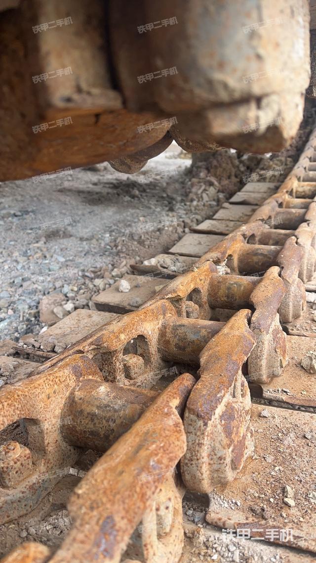 單側(cè)履帶整體(整機(jī)外觀) 單側(cè)履帶整體(整機(jī)外觀)