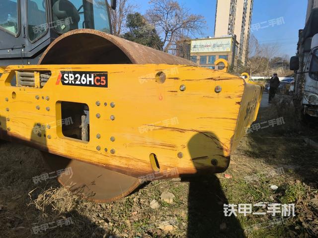 鉸接正左側(cè)（壓路機(jī)前后車架）