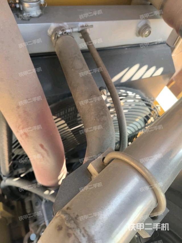 發(fā)動(dòng)機(jī)上部全景（壓路機(jī)發(fā)動(dòng)機(jī)艙）