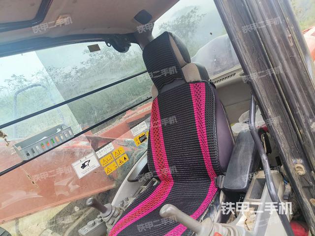 駕駛室整體(整機(jī)外觀(guān)) 駕駛室整體(整機(jī)外觀(guān))