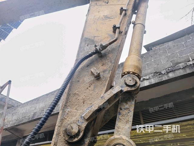 鏟斗右后整體(工作和回轉(zhuǎn)裝置) 鏟斗右后整體(工作和回轉(zhuǎn)裝置)