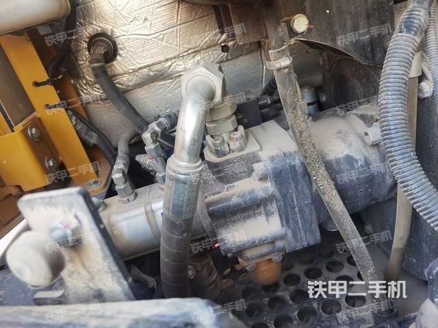 液壓泵艙室正面整體（整機外觀）