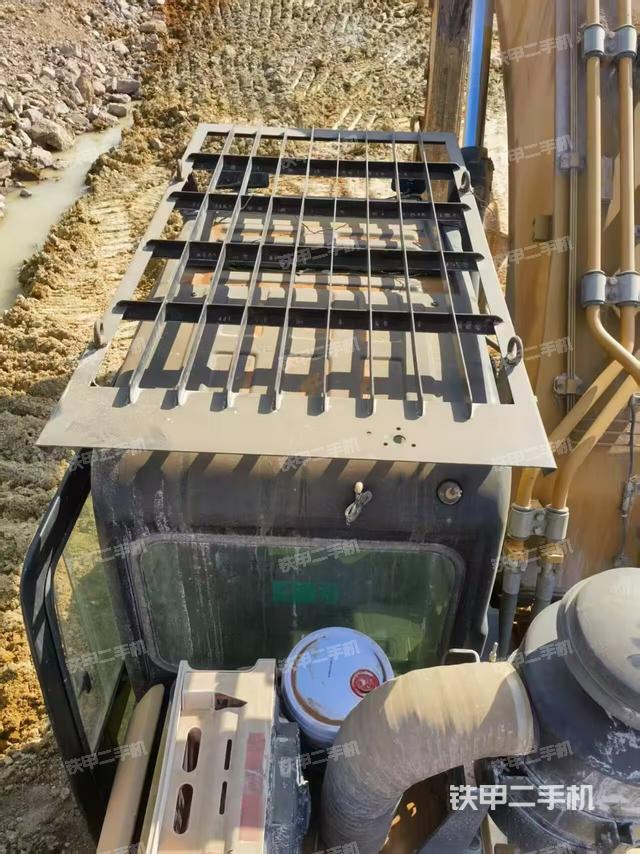 駕駛室頂部(整機(jī)外觀) 駕駛室頂部(整機(jī)外觀)