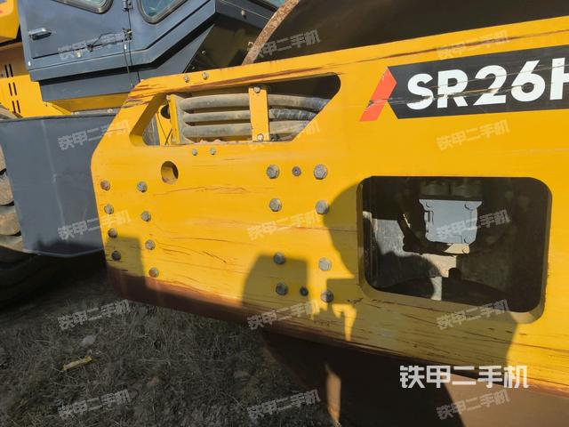 后輪右側(cè)全景（壓路機(jī)前后車架）