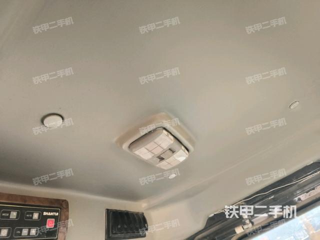 駕駛室頂蓬內(nèi)（壓路機(jī)駕駛室）