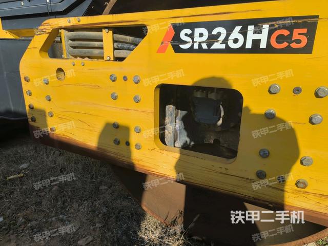 前輪左側(cè)減震塊連接及部件（壓路機(jī)前后車架）